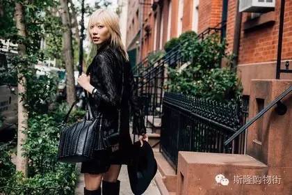 希腊公主背MK街拍任人看,帅劲略输超模