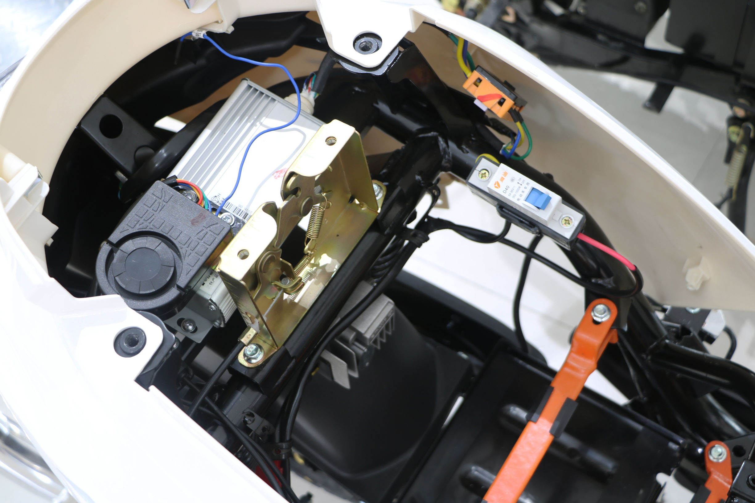 雅迪和小牛哪个更智能,雅迪比小牛更稳定