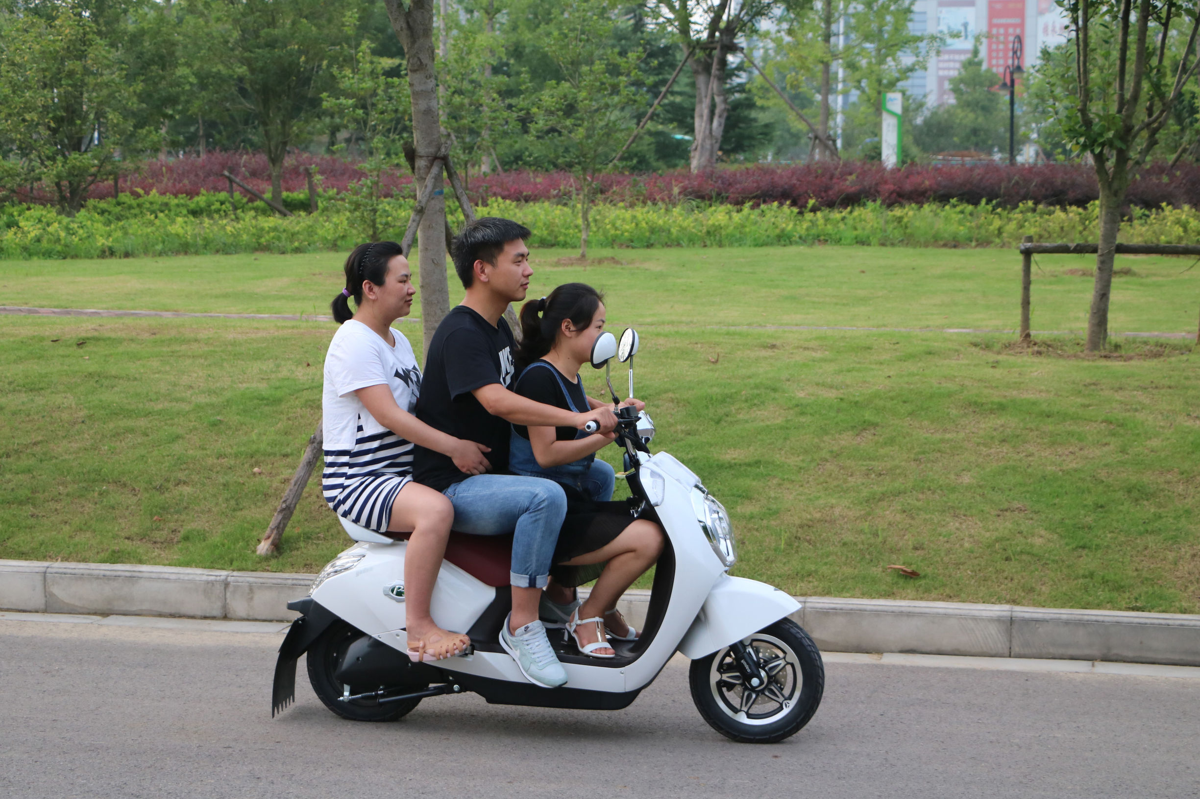 雅迪和小牛哪个更智能,雅迪比小牛更稳定