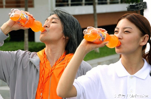 周星驰在电影里的广告照片,周星驰唯一拍过广告