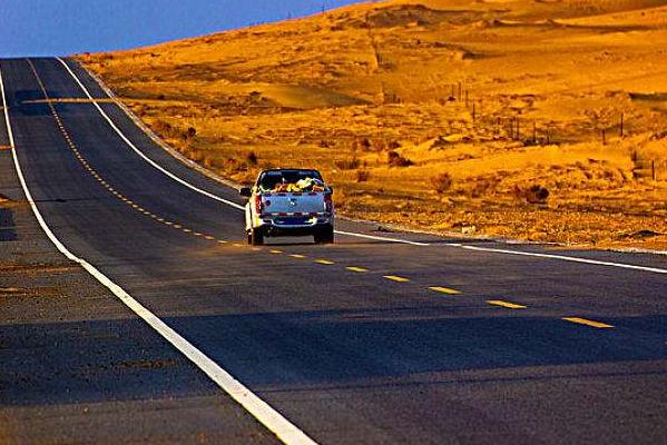 汽车轮胎卡石子需要抠出来吗,怎样防止汽车轮胎卡石子