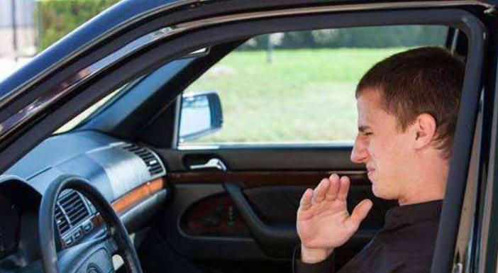 车里面的异味如何快速消除,车异味是什么原因引起的