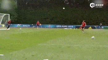 真正的功夫足球！少侠这么好的身手，来踢球真是太可惜啦！