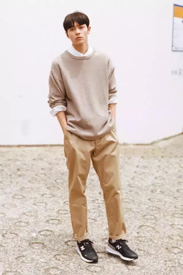 春款休闲鞋怎样搭出时尚感,运动鞋如何穿的知性优雅减龄