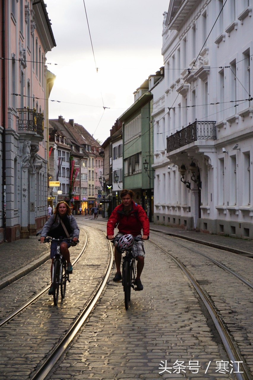 踩到黑森林的泉水，就能娶到弗莱堡的漂亮妞儿！