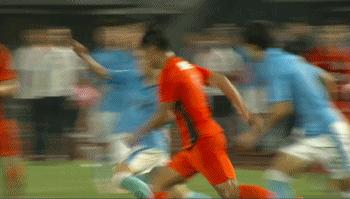 中国足球新星张修维惨遭前国脚粗野蹬踏！他的反应却是.....