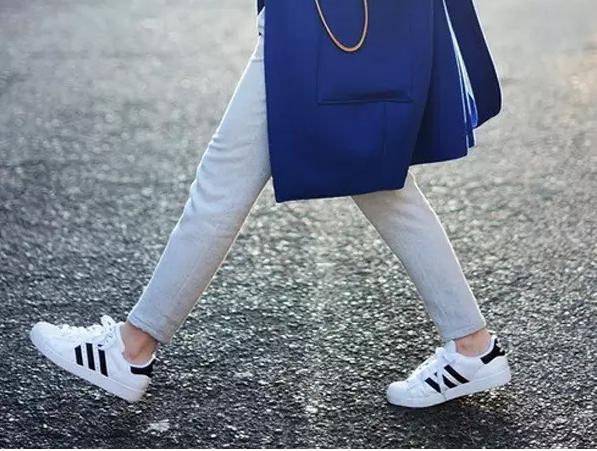 把橘子皮扔进洗衣机，没想到泛黄的衣物都变白了