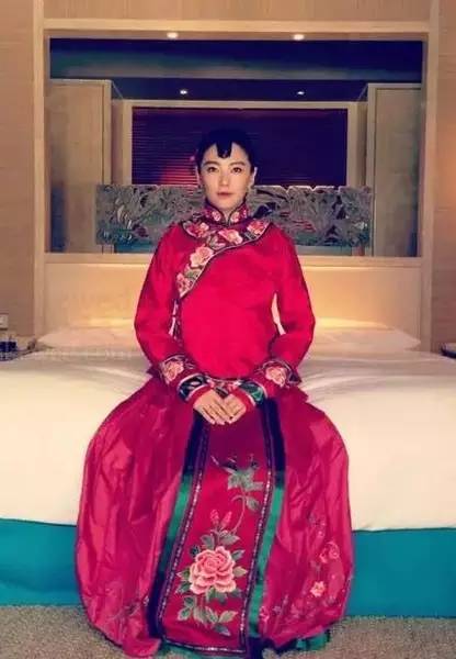 龙凤褂和秀禾服区别婚纱照,秀禾服和龙凤褂婚纱