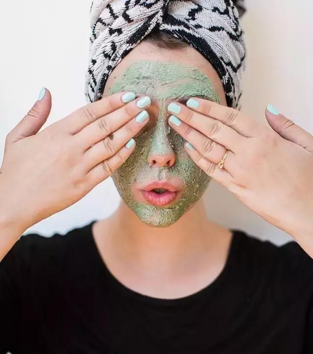 用面膜变漂亮,保鲜膜式面膜小脸