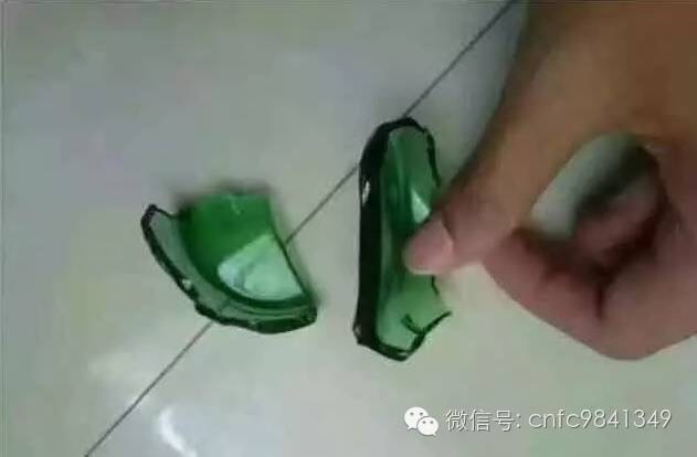 女友要颗玻璃种帝王绿戒指,穷小子竟然用啤酒瓶底做出来了。