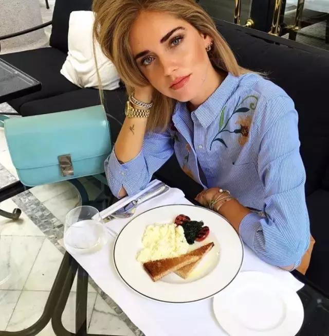 初秋减龄条纹衬衣,粉色初秋衬衣气质百搭