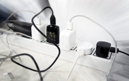 家里插座没有电怎么回事,家里插座突然没电灯还有电