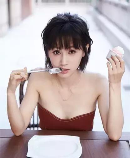 看《追凶者也》后,被这位献出了福利的妹子迷住了!