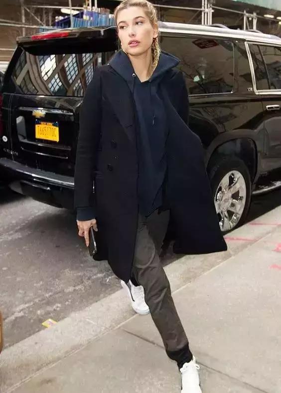 秋天卫衣穿连帽还是不连帽,秋天卫衣不褪色