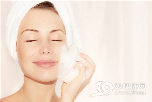 早上起来脸部浮肿下午小腿肿,早上起床脸部浮肿如何快速消肿