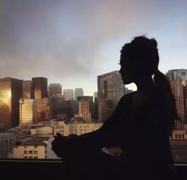 她颜值普通，又矮又穷，但奢侈大牌抢着送她包！