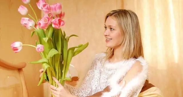 养生头条女神结婚了，然而大家最关心的是她什么时候生？