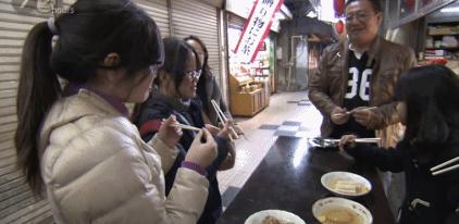 这家在街角开了60年的小摊，只卖一种料理，连个座位都没有，却把大家都暖哭了