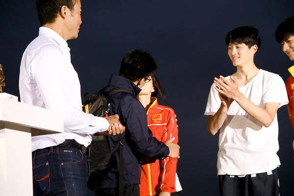 郭晶晶霍启刚当众甜蜜拥吻：没想到能走到最后