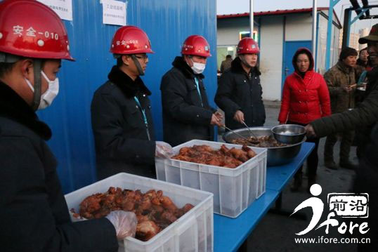 中建八局天津公司表彰优秀农民工 国庆前夕带农民工游航母