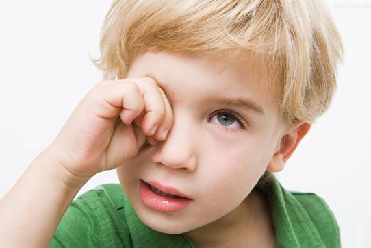 婴儿鼻梁有青筋眼屎多,小孩眼屎多是什么原因引起的