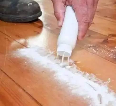 地板踩上去咯吱咯吱响怎么解决,家里地板翘起来有异响怎么办