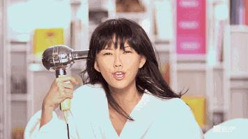 头发干枯像草一样怎么用护发素,换季会导致头发干枯毛躁吗