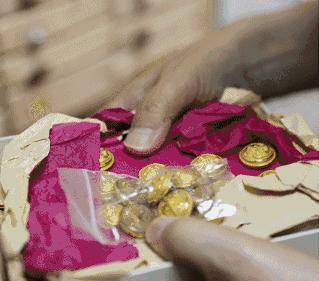 老房子里收藏有100万颗纽及巧手妈妈家族三代人缝缝补补的故事