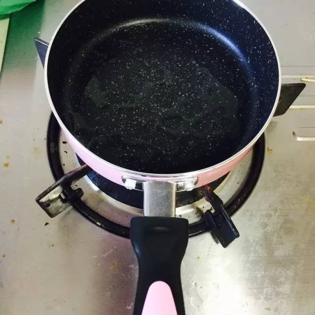 现在网上很火的蛋烘糕怎么做,自制蛋烘糕的超简单做法