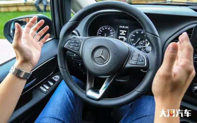 奔驰威霆丐版7座商务车试驾,奔驰威霆v260l试驾