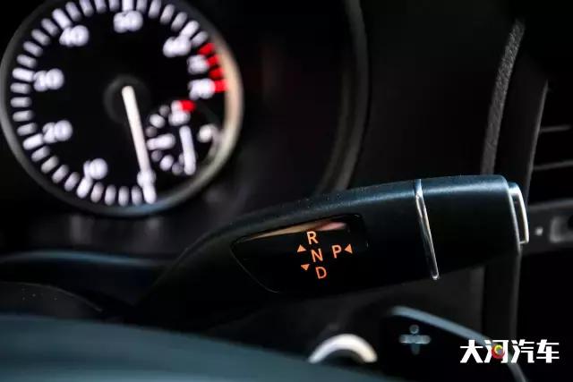 奔驰威霆丐版7座商务车试驾,奔驰威霆v260l试驾