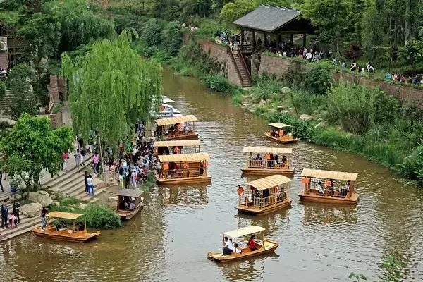 成都附近的旅游景点推荐四姑娘山,距成都五个多小时的地方