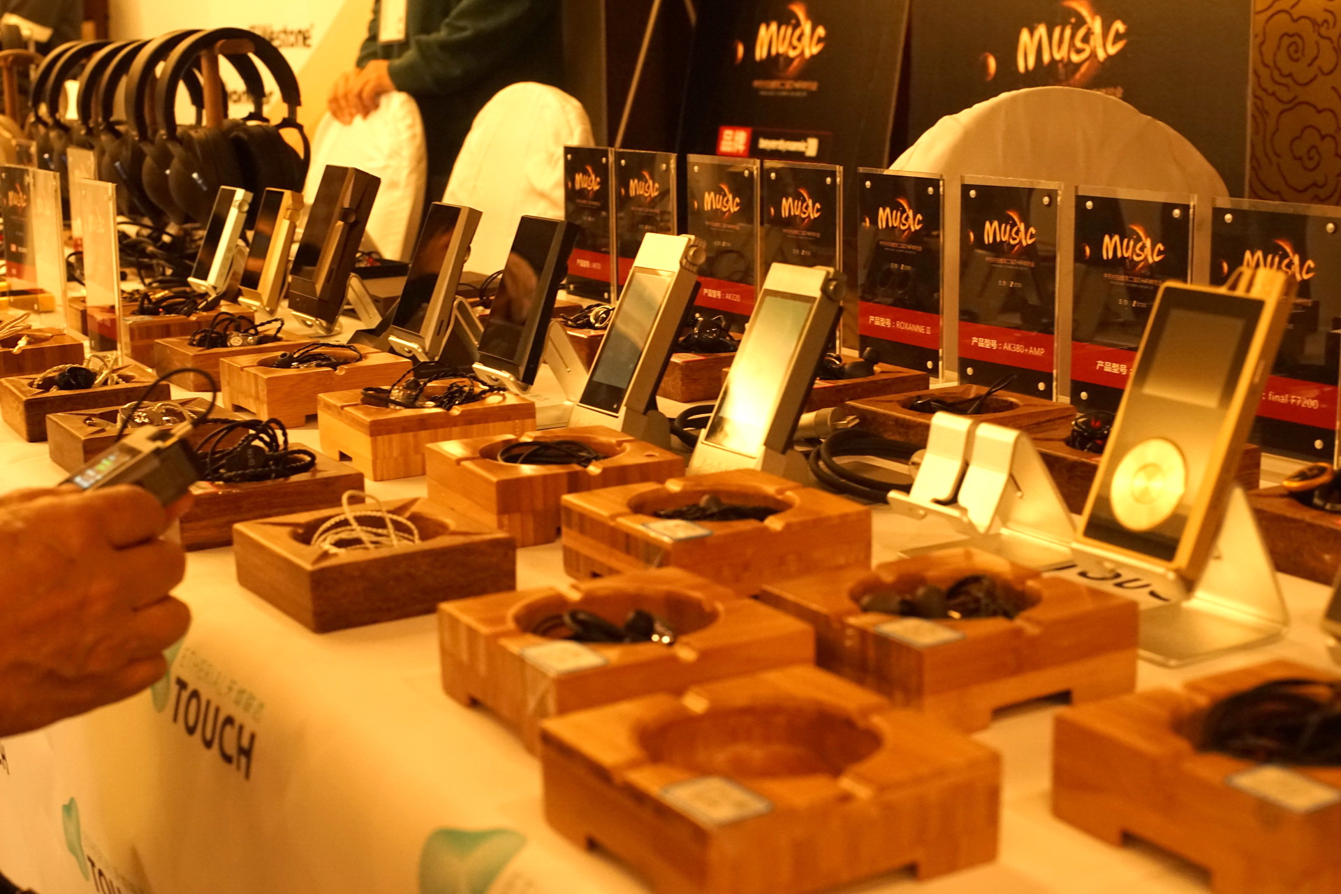 某IT垂直网站四度转手失败，只能开展会卖HIFI耳机器材了？