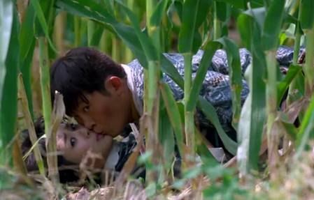 我永远也无法忘记把我拖进玉米地的那张脸!