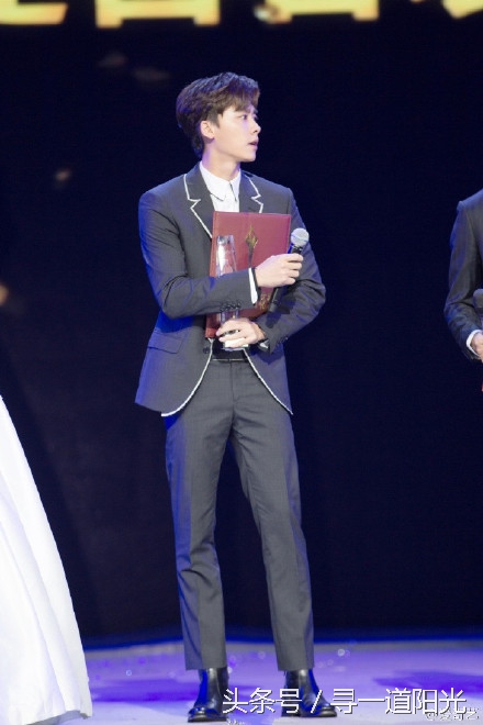 杨颖李易峰百花奖视频,金鸡奖李易峰杨颖