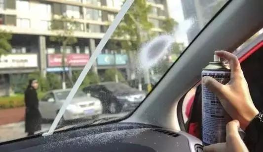 挡风玻璃起雾开冷空调还是热风好,挡风玻璃除雾有雾气