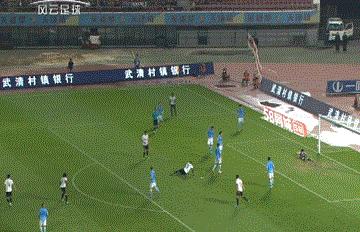 扳回一城穆谢奎,穆谢奎凌空斩爆杆破门