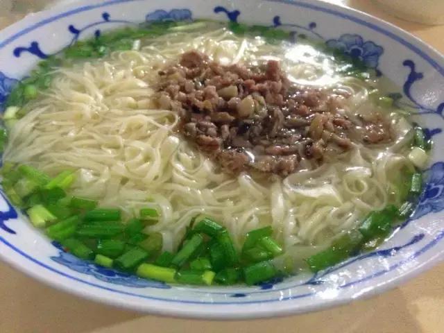 成都附近的旅游景点推荐四姑娘山,距成都五个多小时的地方