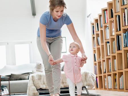 宝宝勾着脚趾走路,宝宝学走路总喜欢踮着脚怎么回事