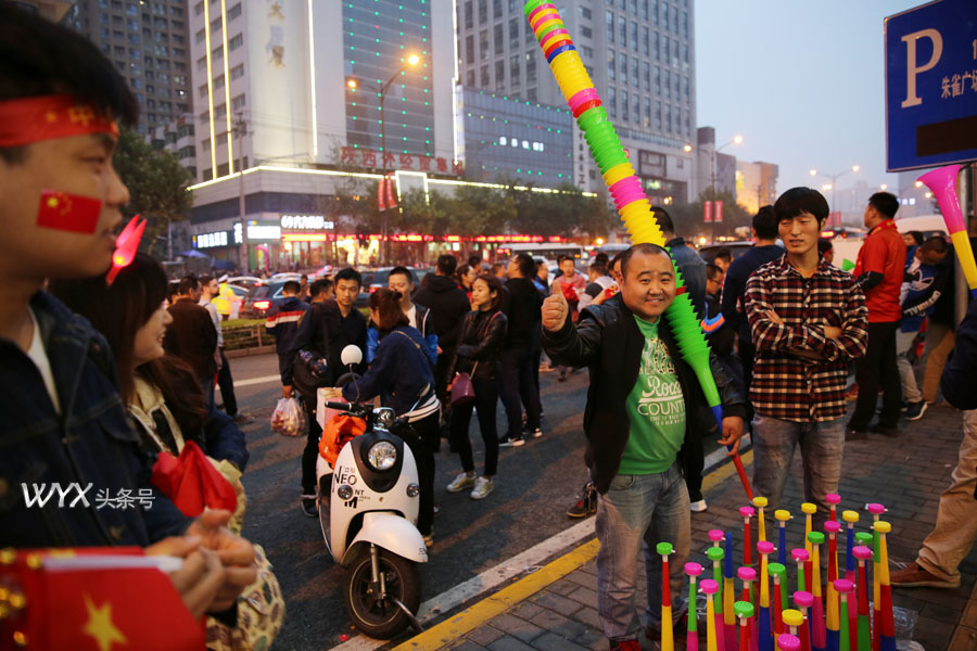 中国足球男足主场,中国男足将迎战沙特宣传海报