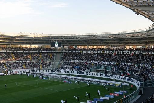 欧洲球迷看台震撼原声,死忠球迷看台有什么不一样