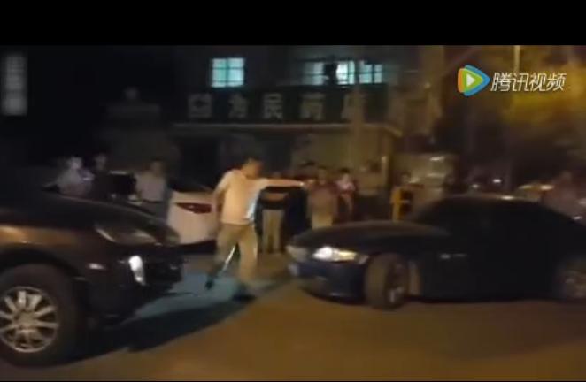 宝马女司机和卡宴,保时捷车主惹毛宝马女司机