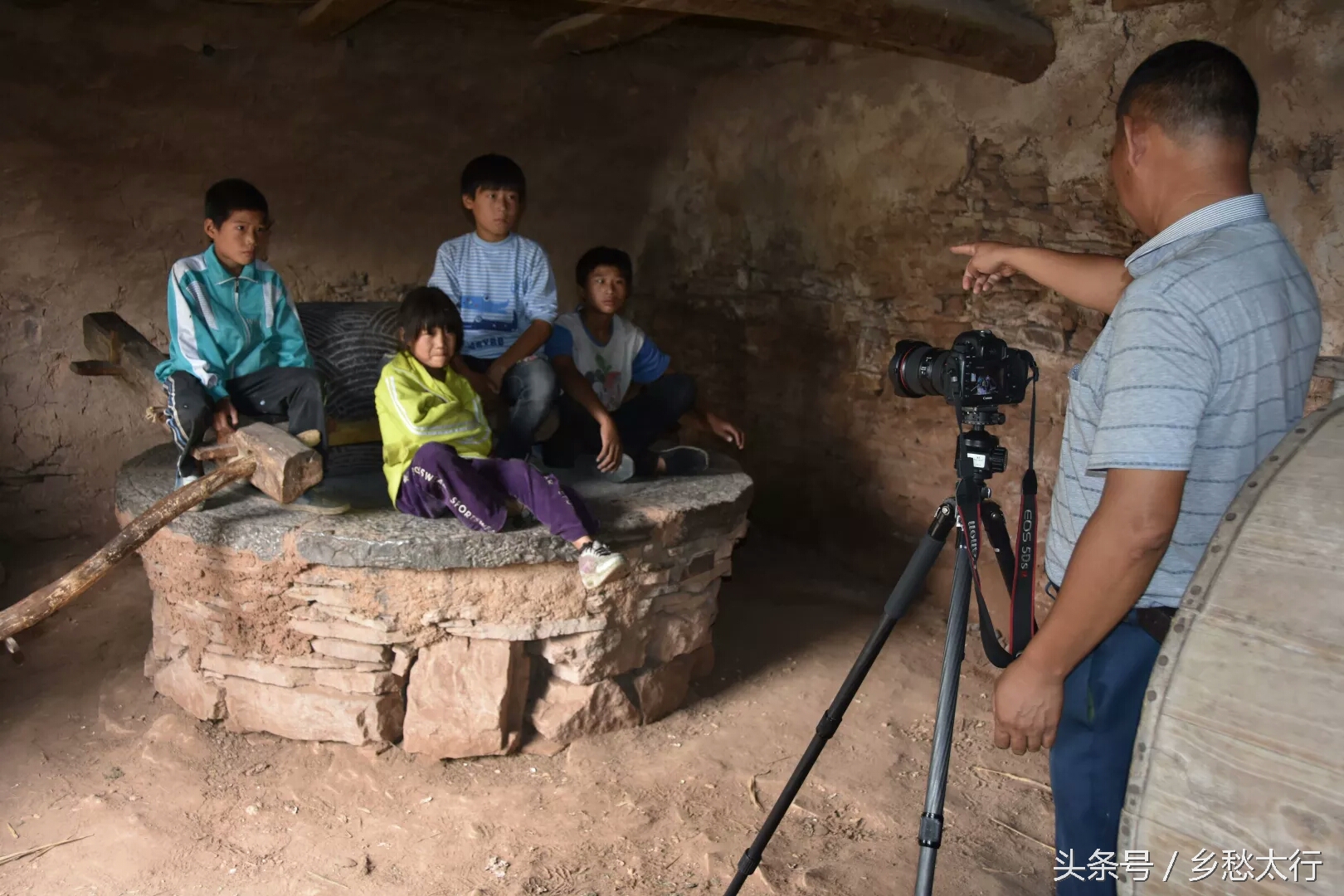 咱村来了摄影师，俺也去瞧瞧