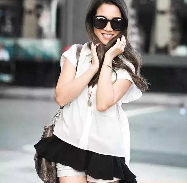 她颜值普通，又矮又穷，但奢侈大牌抢着送她包！