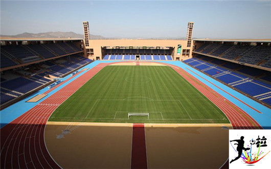 非洲足球场一览,看后很纳闷儿,人家怎么能出球星呢