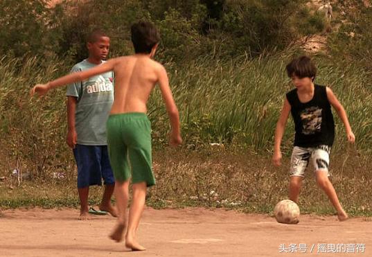 战火烧不毁的足球梦，国足们看了是否有触动？