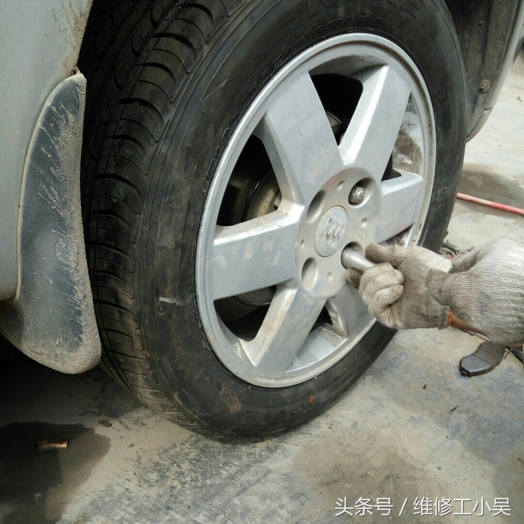 别克老凯越更换刹车片，怪不得车主说前轮刹车没有后轮的灵敏！
