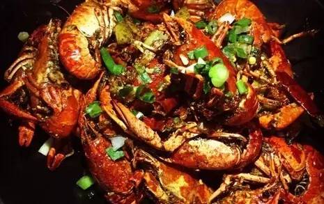 西安城墙从哪道门出去有美食街,西安城墙有个当地美食像肥肠一样