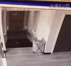 糗GIF榜:北京马拉松跑完之后,妹子们是这样下楼梯的