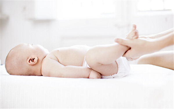 宝宝的尿布疹反复发作,宝宝有尿布疹和颈部皮疹